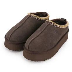 KELARA Chaussons en cuir effet daim fourrés liseré cheville Femme MARRON FONCE New
