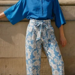 ANTIK BATIK Pantalon carotte peony fleurs blanches Femme BLEU CLAIR