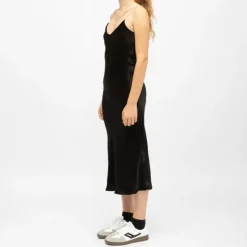 LA PETITE ETOILE Robe mi longue velours avec bretelles bijoux rainee Femme NOIR Sale