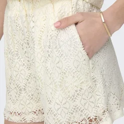 JDY Short court élastique eva à dentelle Femme BLANC ECRU Hot